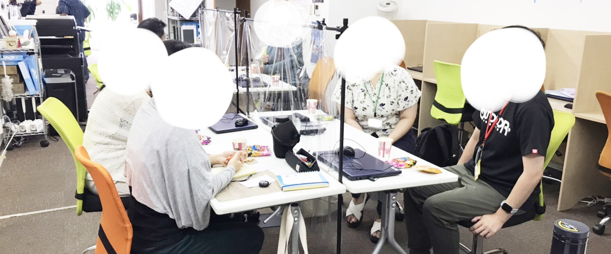 談笑する就職者した卒業生と現役生