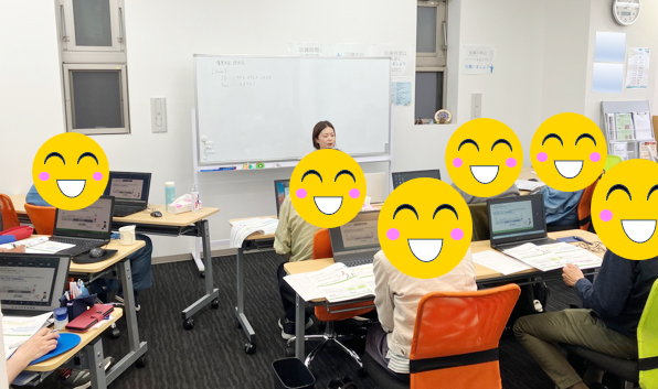 ホワイトボードを背に講座を行う社労士